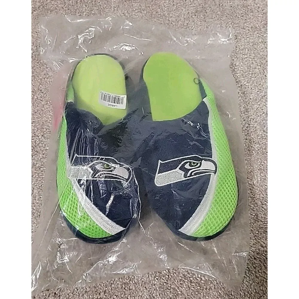 FOCO BOYS YOUTH  LARGE‎ SLIPPERS  BRAND NEW